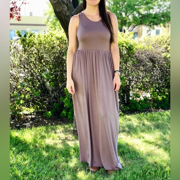 Annabelle Sleeveless Maxi Dress with Pockets - Picture 1 of 8